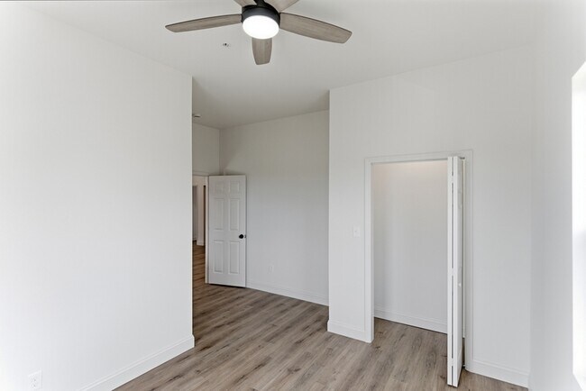 Building Photo - 2303 Parkview Ave