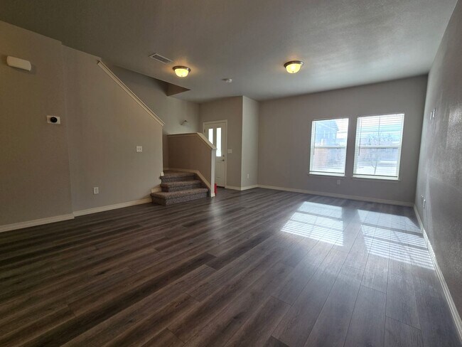 Building Photo - 3B/3B Townhome NOW AVAILABLE in Windsor! Great Location!
