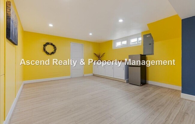 Building Photo - Available NOW! 3 Level 4bed/3bath Convenie...