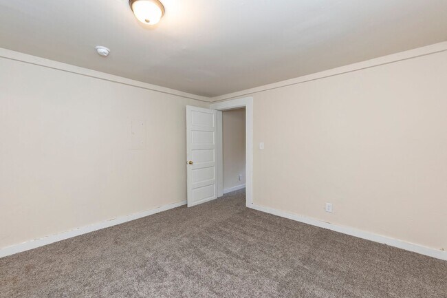 Building Photo - Edgerton Duplex 2
