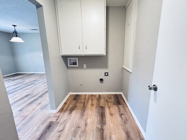 Building Photo - 2102 Richwood Dr