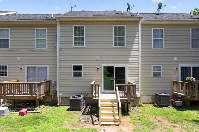 Building Photo - King George Townhouse Available