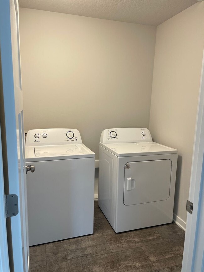 Building Photo - FREE RENT SPECIAL!  3 bedroom 3 bathroom Single-Family Home in Urbandale, IA