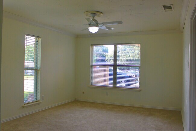 Building Photo - 2120 Mountainview Dr