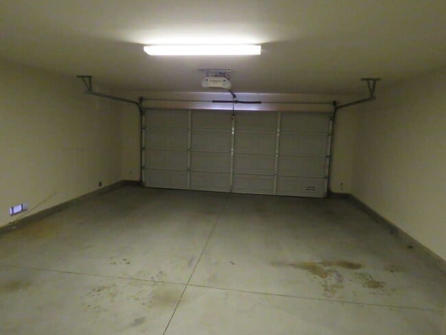 Building Photo - 5 Bedroom in quiet community!