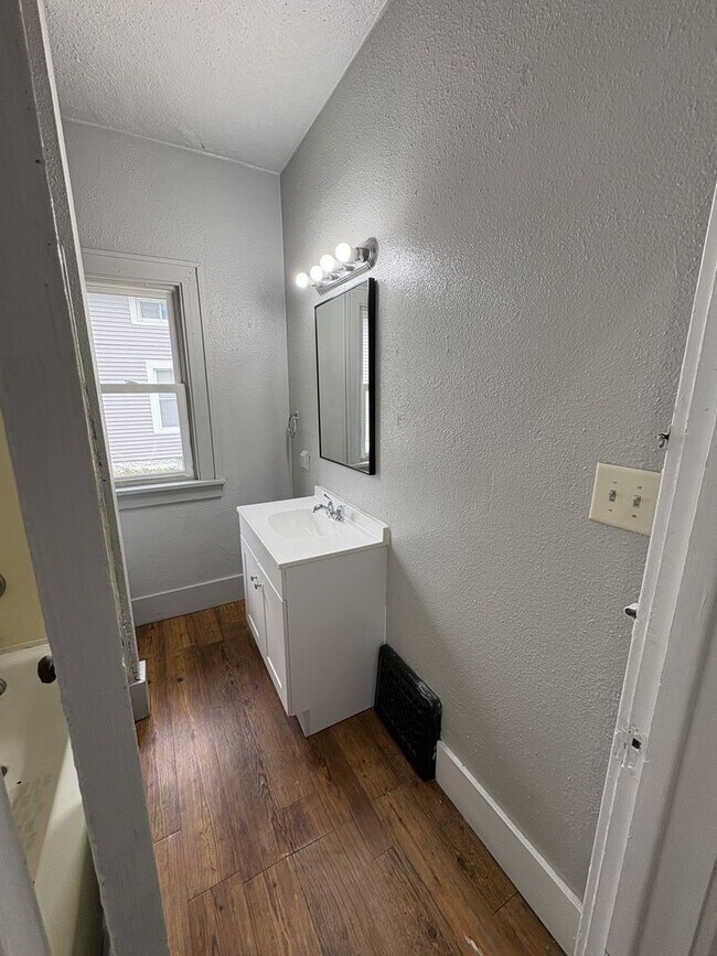 Building Photo - 2 Bedroom / 1 Bathroom Home for Rent!