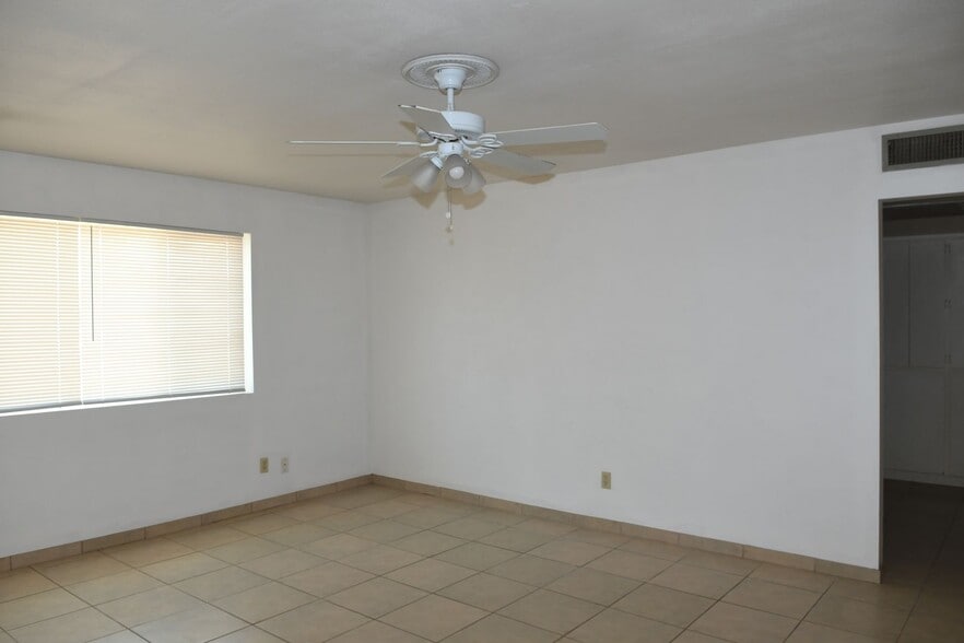Building Photo - 3165 W Altadena Ave
