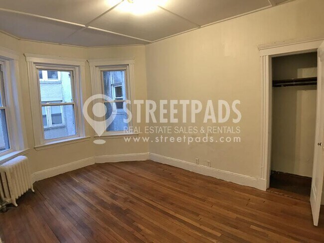 Building Photo - bedroom in Boston MA 02215