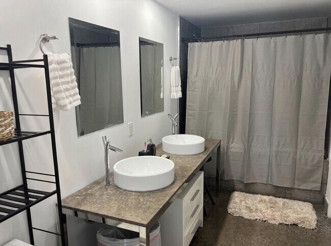 Building Photo - 485 Brickell Ave