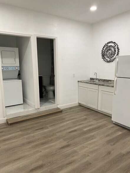 Building Photo - 1500 SW 152nd Plz