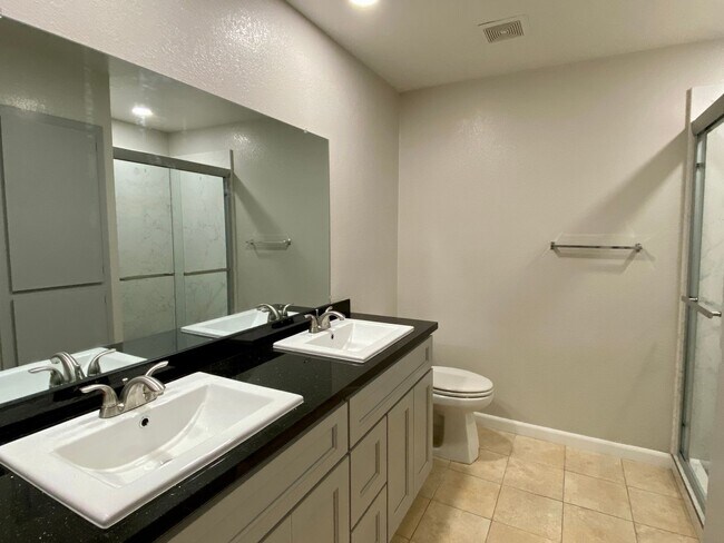 Building Photo - Spacious and Updated 2 Bedroom, 2 Bathroom...