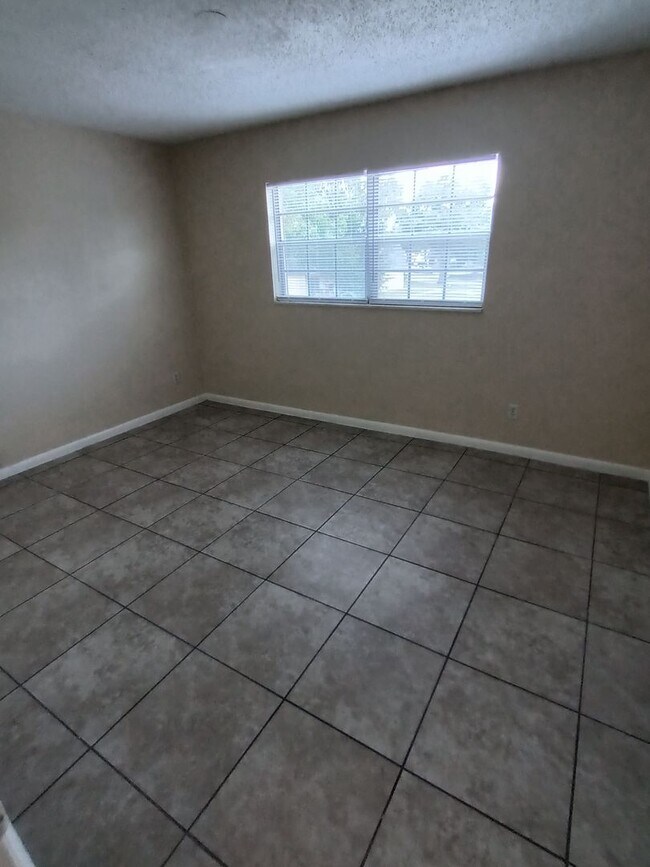 Building Photo - 1 Bedroom Condo with Community Pool and La...