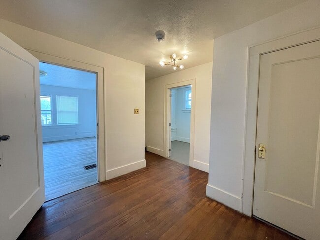 Building Photo - Large 4 bedroom home