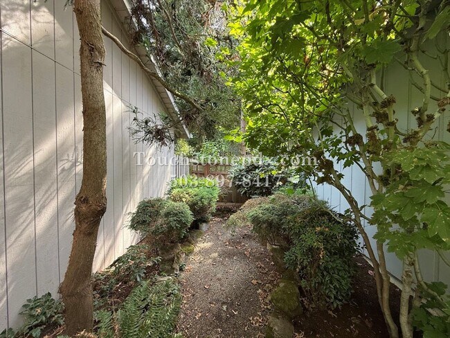 Building Photo - 13540 SW Hyland Park Ct