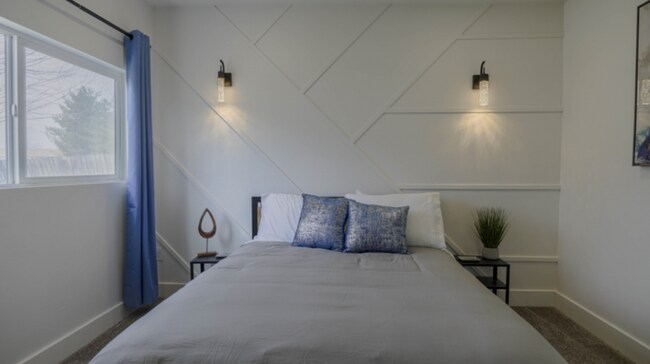 Building Photo - FURNISHED MONTH TO MONTH with 20x30 Storage!