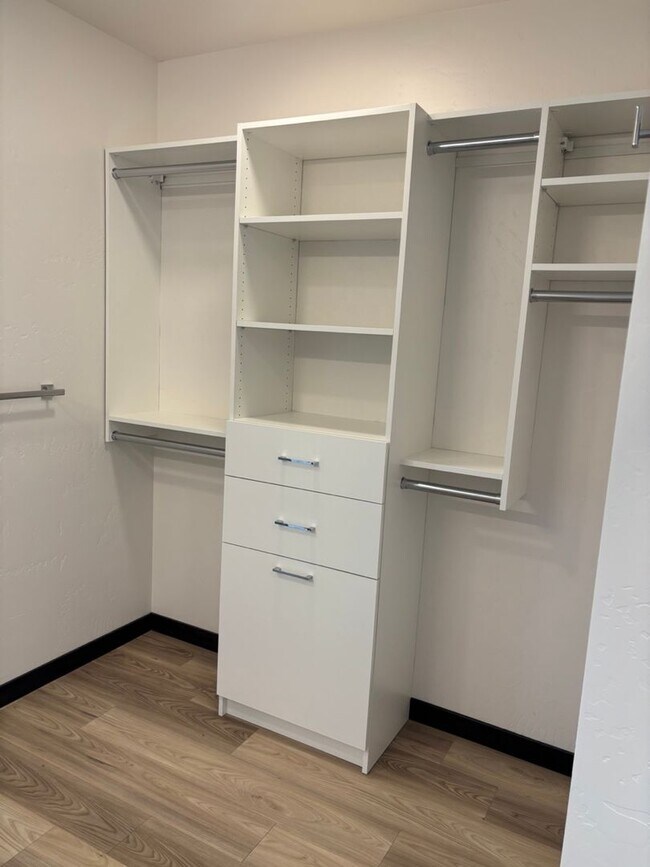 Building Photo - Modern Midtown Living | 2 Bed, 2 Bath Near...