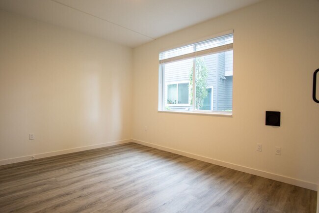 Building Photo - APPS ARE ON US! Rare 3 Bed, 2 Bath Townhou...