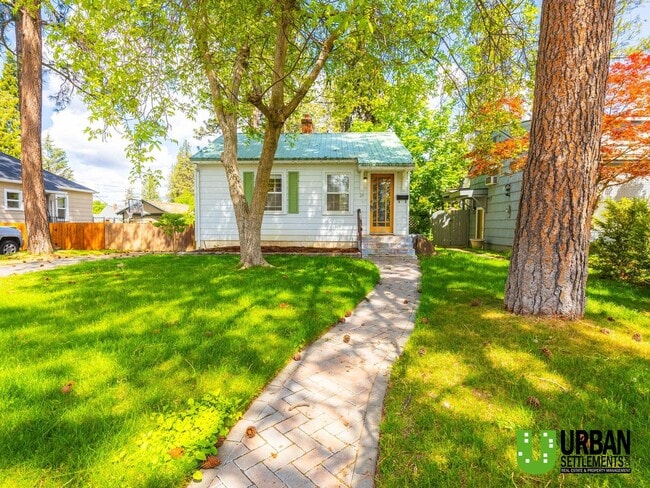Building Photo - Charming 2 bed room 1.5 bathroom Cottage i...