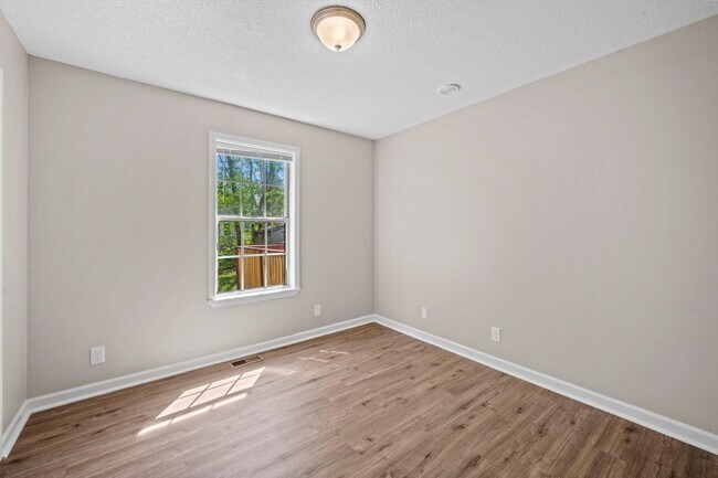 Building Photo - Beautifully Renovated Home!