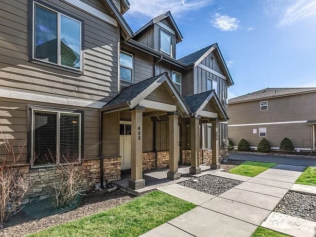 Building Photo - Charming 3 Story Townhome with AC