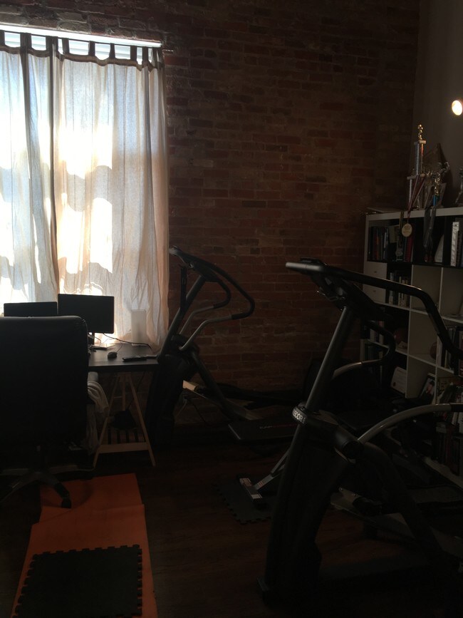 Upstairs bedroom (2017) - 2334 W Polk St