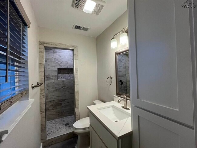 Building Photo - 2711 Chase Dr