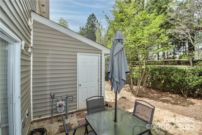 Building Photo - 137 Lynch Cir