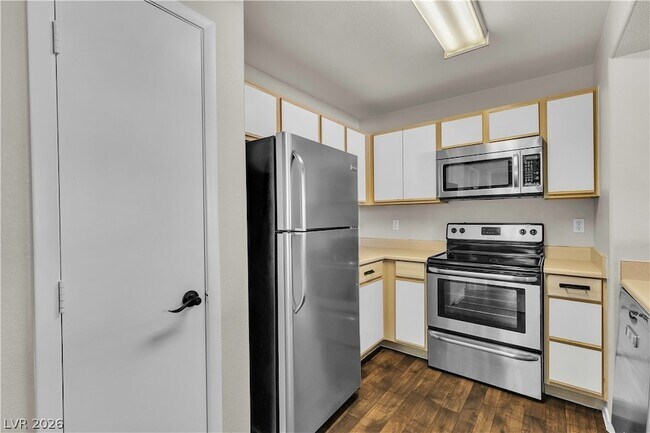 Building Photo - 2300 E Silverado Ranch Blvd