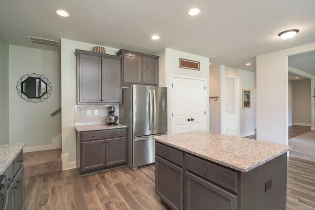 Building Photo - Available NOW MUST  see in McCoy's Creek