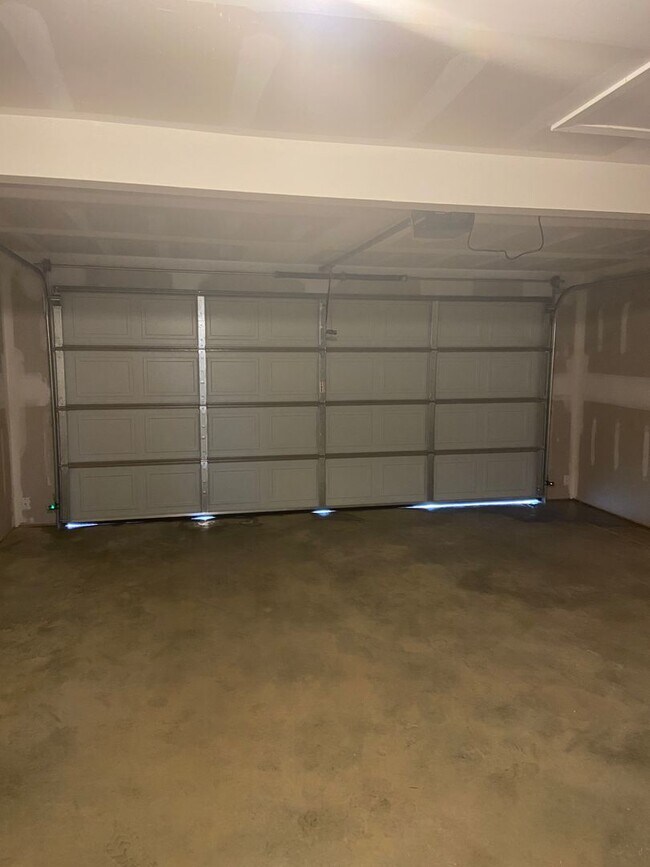 Building Photo - *St Patrick's Day Deal!* Three Bedroom | T...