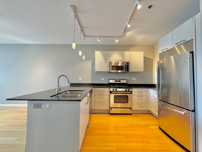Building Photo - 653 N Kingsbury St