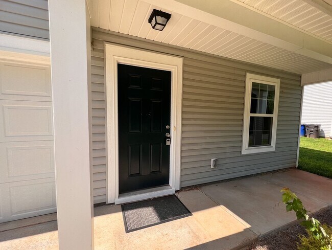 Building Photo - Gorgeous 3 bedroom, 2 1/2 bathroom two-story home in Winston Salem