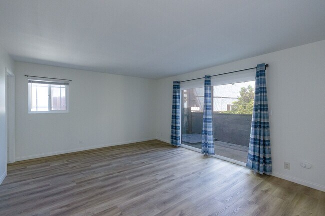 Building Photo - 145 Camarillo- LT