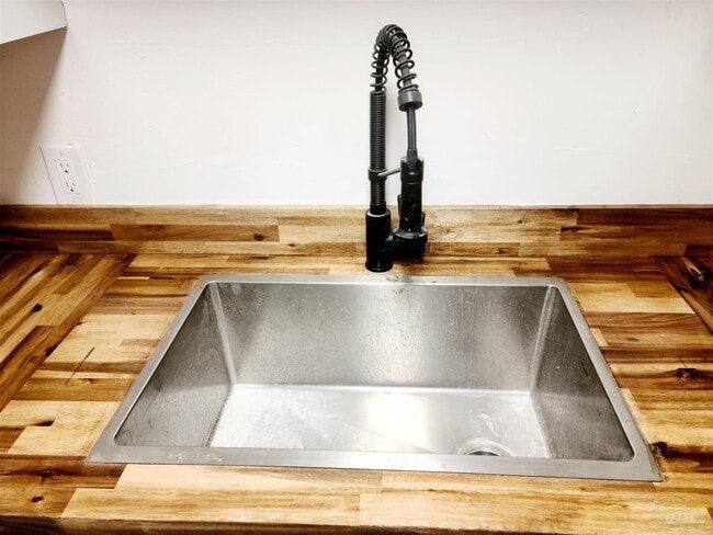 Building Photo - 207 Hart Dr