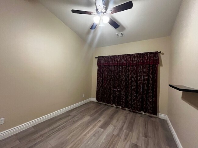 Building Photo - Stylish & Solar-Powered 5-Bed Gem with Vau...