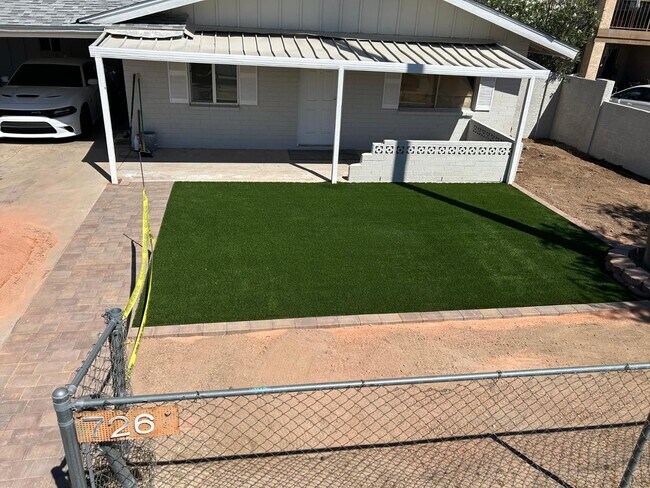 Building Photo - 726 E 3rd Ave