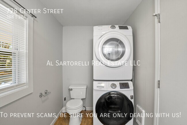 Building Photo - 728 Center St