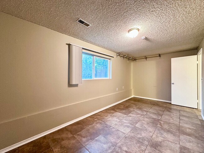 Building Photo - Single Family Home in Beaverton, OR 6 Beds 3 Baths w/ Double Car Garage!