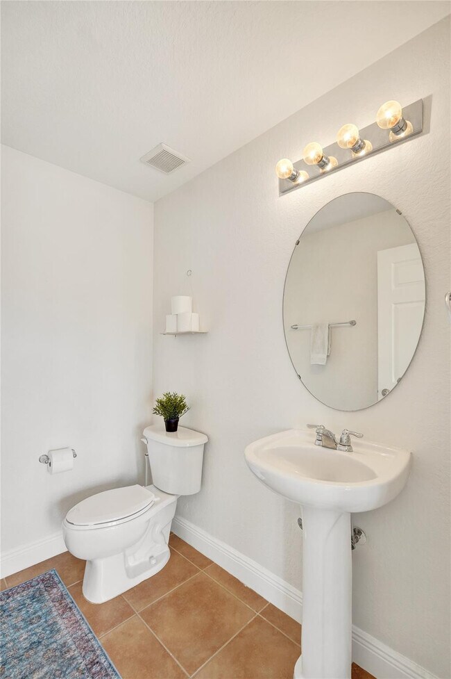 Building Photo - 228 SW 6th Ct