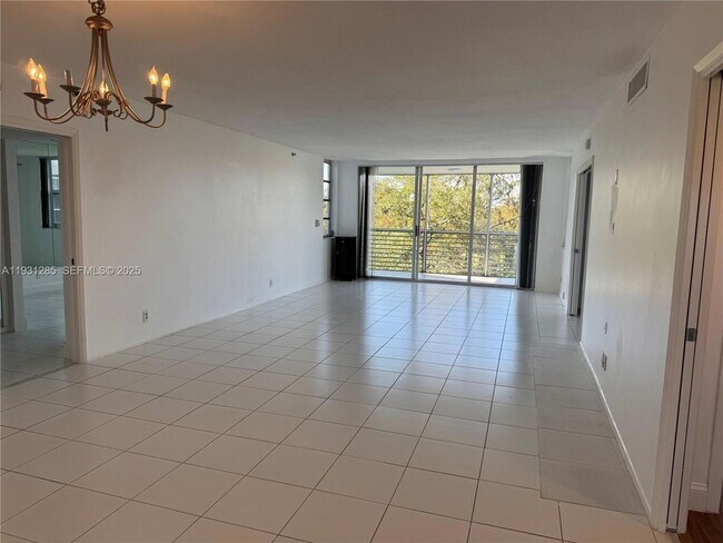 Building Photo - 625 Oaks Dr