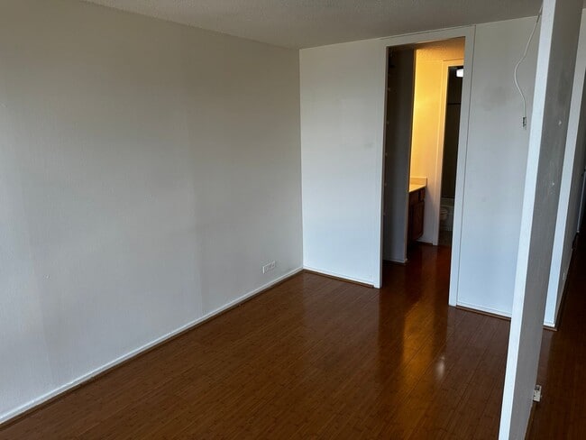 Building Photo - Sunny Studio with Lakeside Views