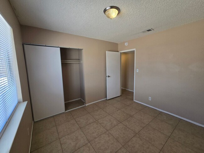 Building Photo - 3 Bedroom Home off of Hollywood– Now Offer...
