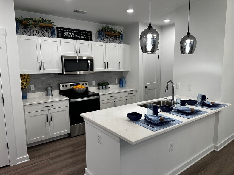 Building Photo - Encore On The Green