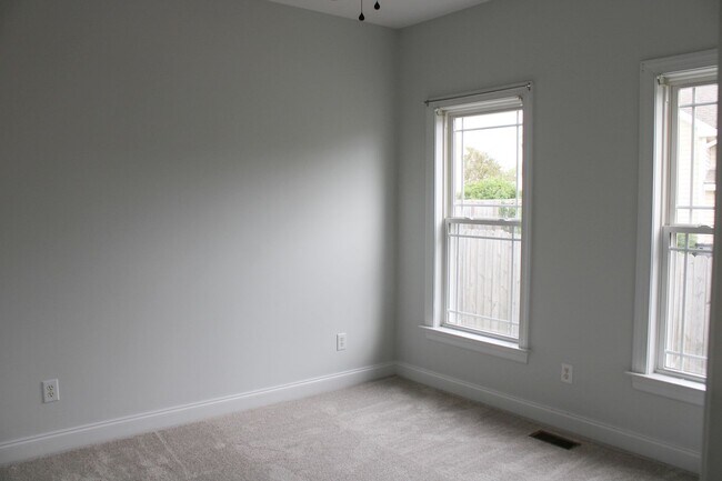 Building Photo - 3705 Warwick Pl