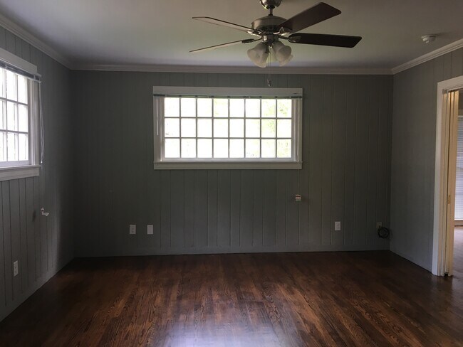 Building Photo - 123 Lloyd St