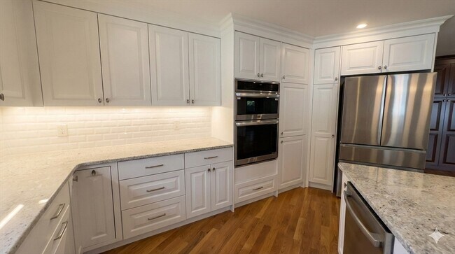 Building Photo - 150 Country Club Rd