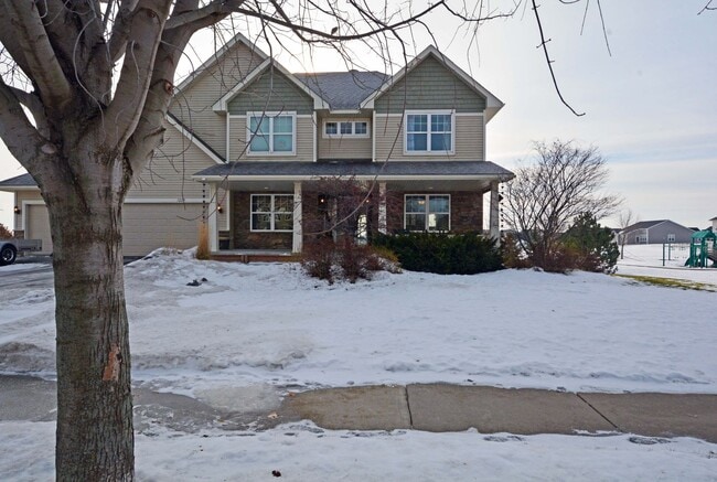Building Photo - Spacious 5-Bed 4-Bath Home Available in Chaska - Great Location!
