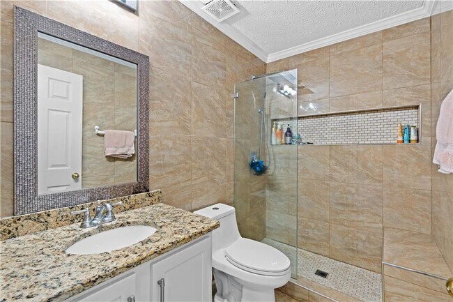 Building Photo - 38 Roxbury Ln