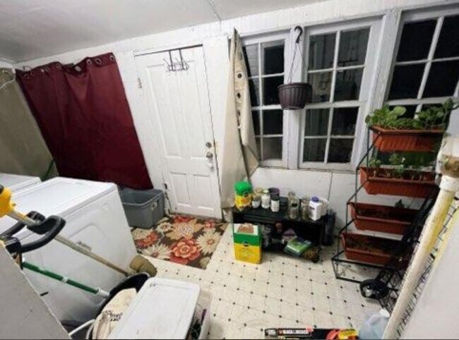 Building Photo - Available TODAY – Charming Single-Family H...