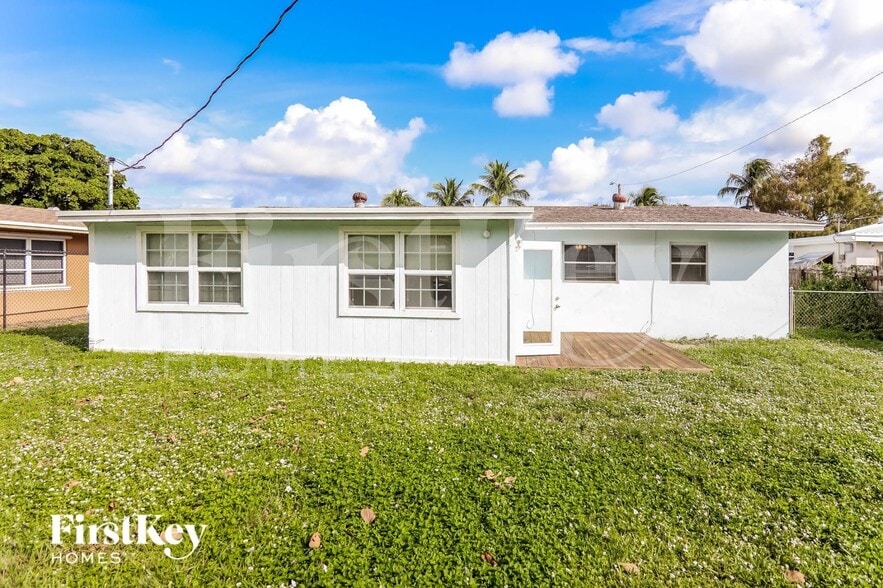 Building Photo - 327 Azalea St